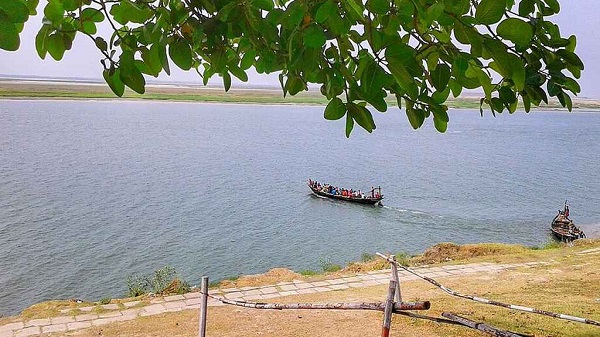 পদ্মার তীর থেকে অজ্ঞাত যুবতীর মরদেহ উদ্ধার 