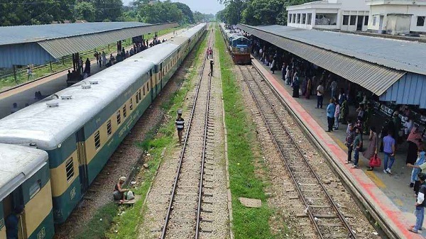ট্রেনের ইঞ্জিন বিকল, দুই ঘণ্টা আটকা ৮০০ যাত্রী