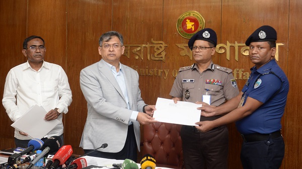 আনোয়ারায় মা–মেয়ে হত্যার রহস্য উদ্ঘাটনে এসআই শিমুল চন্দ্র দাশ পুরস্কৃত
