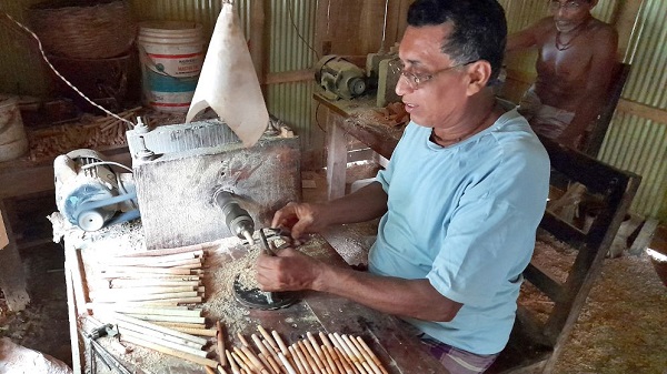 দেড় টাকার পুঁজি নিয়ে শুরু, এখন ইউরোপ-আমেরিকায় ফকিরহাটের কাঠের কলম