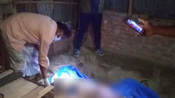 ঘরের মেঝে খুঁড়ে মিলল বৃদ্ধ মায়ের মরদেহ, পালিয়েছে ছেলে