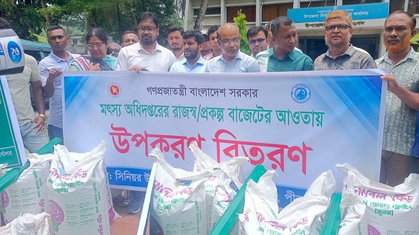 পীরগঞ্জে মৎস্য চাষিদের মাঝে চুন, বীজ ও মাছের খাদ্য বিতরণ