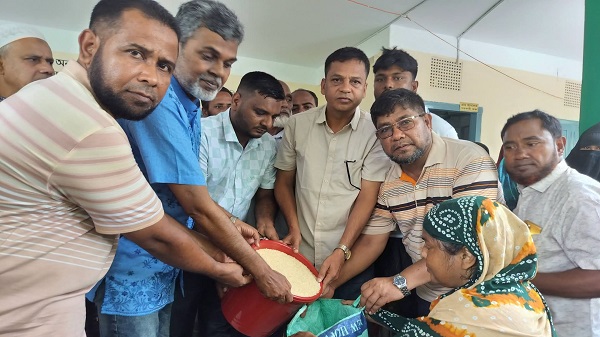 নন্দীগ্রামে বিএনপির উদ্যোগে অসহায় ও দুস্থদের মাঝে চাল বিতরণ