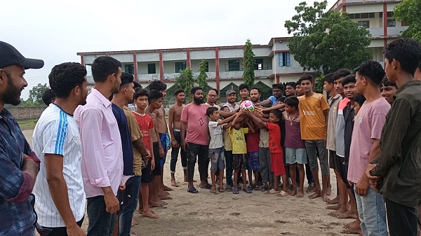 শ্যামনগরে যুবকদের মাঝে ফুটবল বিতরণে উদ্দীপনা ছড়ালো কোস্টাল ইয়ুথ সোসাইটি