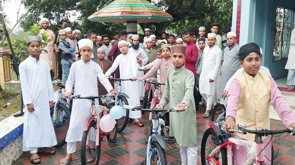 ৪১ দিন জামাতে পাঁচ ওয়াক্ত নামাজ আদায় করে ৯ শিশু পেল সাইকেল
