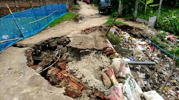 নলডাঙ্গায় ১০ দিনেই ভেঙে পড়ল সদ্য সংস্কার করা রাস্তা, নিম্নমান কাজ নিয়ে ক্ষোভ