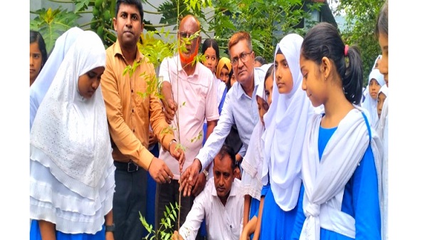 বসবাসযোগ্য বাংলাদেশ গড়ার প্রত্যয়ে নবাবগঞ্জে বৃক্ষরোপণ কর্মসূচি অনুষ্ঠিত