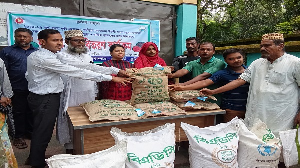 ফুলবাড়ীতে বিনামূল্যে দুই হাজার কৃষকের মাঝে ধান বীজ ও সার বিতরণ কার্যক্রমের উদ্বোধন ।