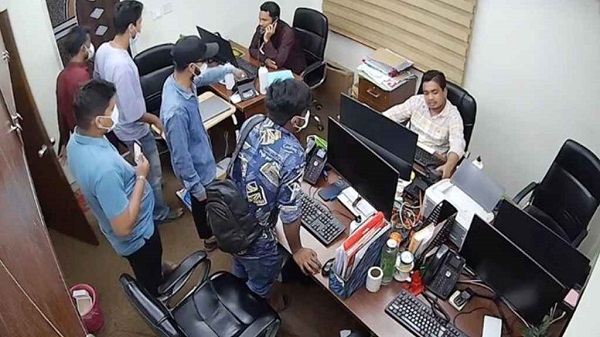 ‘বাপে ফোন দেয়, ধরিস না ক্যান’ বলেই মোহাম্মদপুর ইন্টারনেট অফিসে হামলা