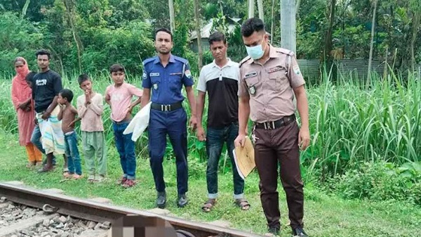 চলন্ত ট্রেনে উঠতে গিয়ে যুবকের মৃত্যু