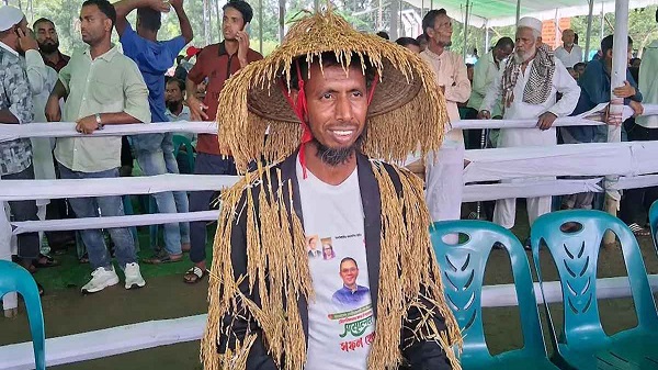 শরীরে ধানের শীষ জড়িয়ে প্রধানমন্ত্রীর সভায় শিমুল
