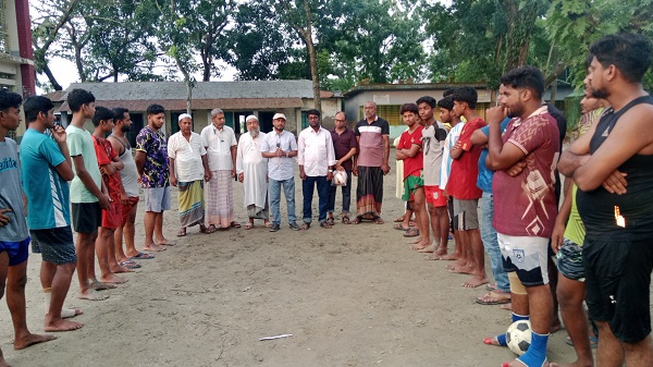 শ্যামনগরে মাদকবিরোধী সচেতনতায় কোস্টাল ইয়ুথ সোসাইটির ফুটবল বিতরণ