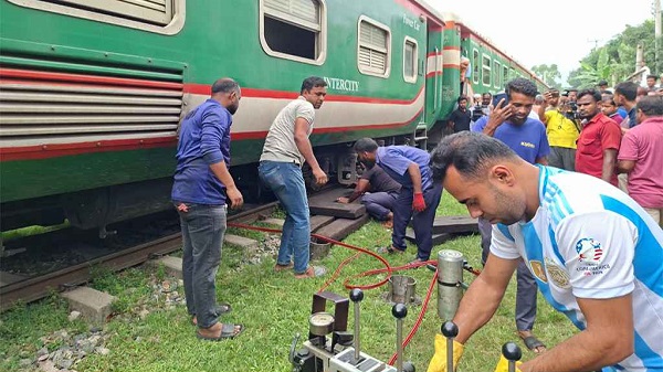 ৩ ঘণ্টা পর ঢাকা-ময়মনসিংহ-জামালপুর ট্রেন চলাচল স্বাভাবিক