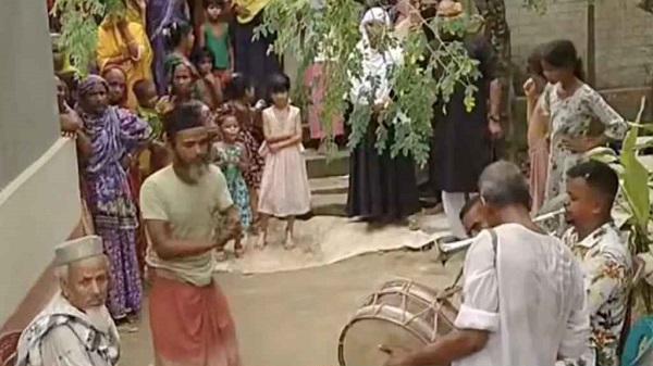 কেন ঢাক-ঢোল বাজিয়ে শতবর্ষী বাবাকে দাফনের চেষ্টা ছেলের