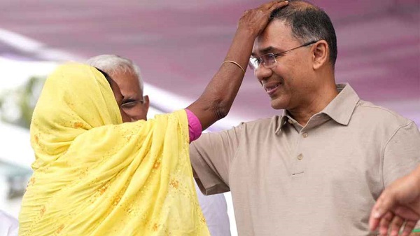 প্রধানমন্ত্রীর মাথায় হাত বুলিয়ে দোয়া করলেন এক বৃদ্ধা
