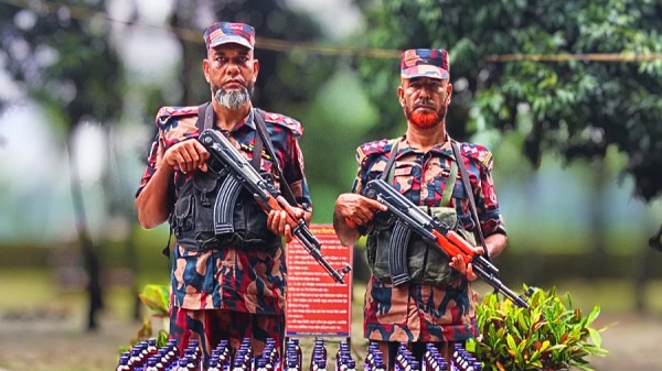 হাতীবান্ধা সীমান্তে বিজিবির অভিযান: ভারতীয় ইস্কাপ সিরাপ জব্দ