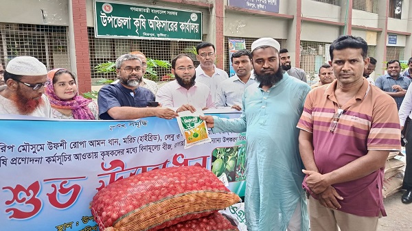 মিরপুরে কৃষকদের মাঝে বিনামূল্যে বীজ ও সার বিতরণ কর্মসূচির উদ্বোধন