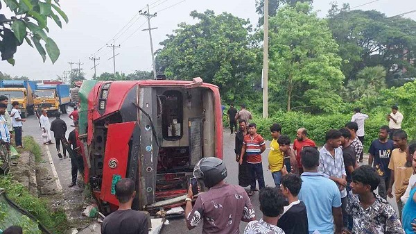 ঢাকা-চট্টগ্রাম মহাসড়কে উল্টে গেল যাত্রীবাহী বাস