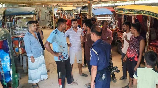 পিস্তল ঠেকিয়ে ইজিবাইকের ৮০ ব্যাটারি লুট