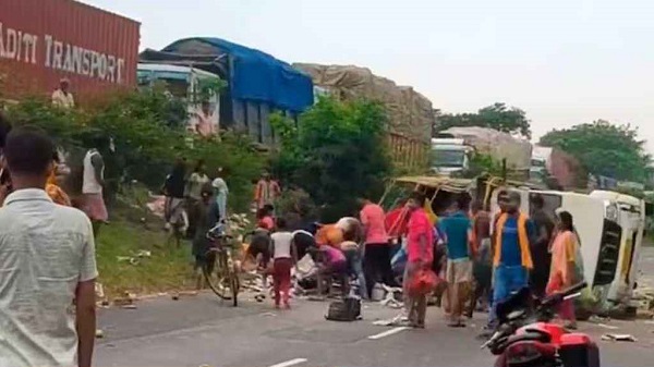 ভারতে সড়ক দুর্ঘটনায় রক্তাক্ত দম্পতি, উদ্ধারের বদলে আম লুটে ব্যস্ত জনতা
