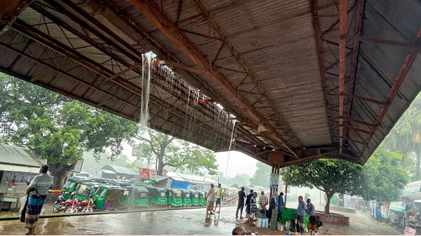 বৃষ্টিতেই বেহাল আহসানগঞ্জ রেলস্টেশন, দুর্ভোগে শত শত যাত্রী
