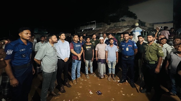 সাতকানিয়ায় মাটিখেকো ৩ জন আটক, গাড়ি জব্দ