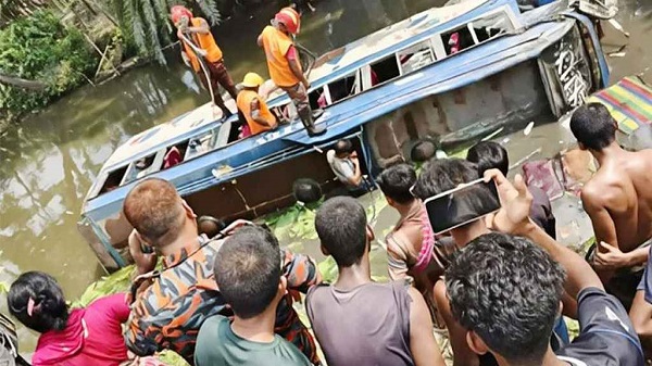 নিয়ন্ত্রণ হারিয়ে পুকুরে বাস, প্রাণ গেল একজনের
