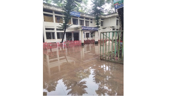 পলাশে হাঁটু পানিতে বন্দি প্রাণিসম্পদ দপ্তর ও ভেটেরিনারি হাসপাতাল খামারি ও কর্মকর্তাদের দুর্ভোগ চরমে