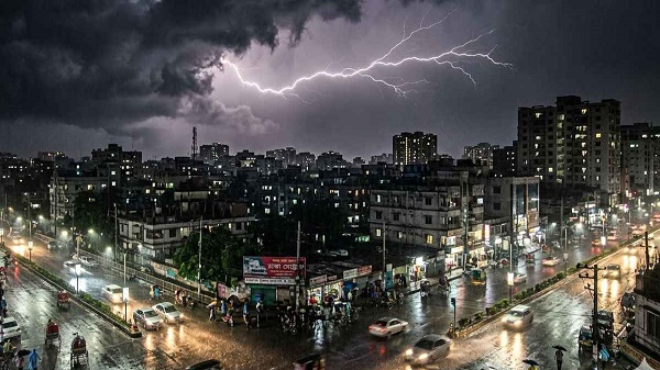 ঢাকাসহ ১৪ অঞ্চলে রাতে ঝড় ও বজ্রবৃষ্টির আভাস