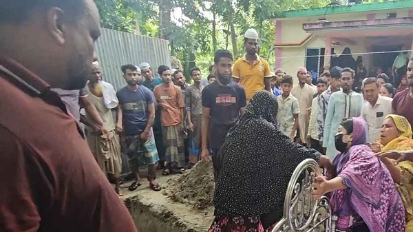 সন্তানের বাধায় দুইবার খুঁড়তে হলো বাবার কবর