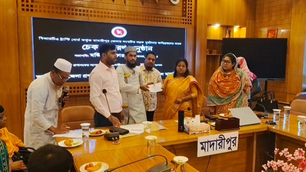 মাদারীপুরে সড়ক দুর্ঘটনায় ক্ষতিগ্রস্ত পরিবারগুলোর মাঝে আর্থিক অনুদানের চেক বিতরণ