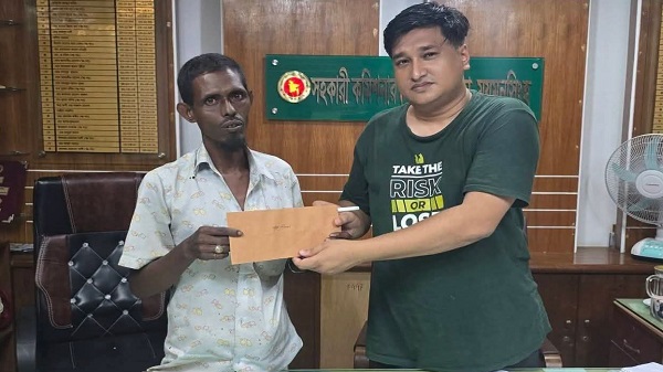 বজ্রপাতে প্রাণ হারানো ফয়সালের পরিবারকে আর্থিক সহায়তা দিল ভালুকা পৌর প্রশাসন