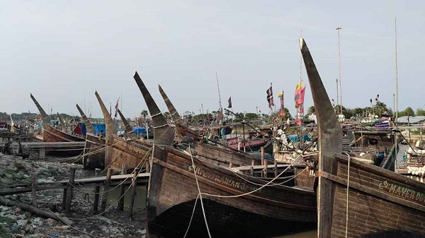 দুই মাসের নিষেধাজ্ঞা শেষে সাগরে ফিরছেন জেলেরা