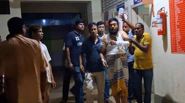 গ্রেপ্তার এড়াতে দুই পুলিশ কর্মকর্তাকে আসামির কোপ, অতঃপর…