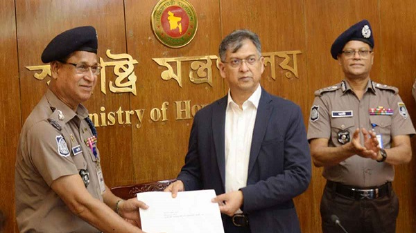 আলোচিত তিন ঘটনায় পুরস্কার পেলেন পুলিশের ১৫ সদস্য
