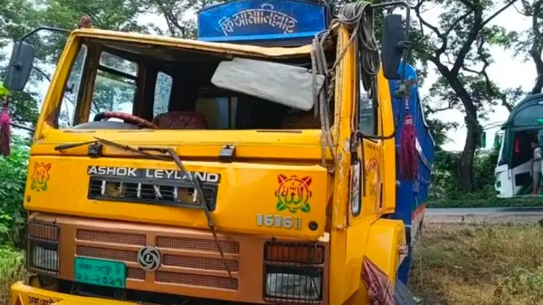 মাদারীপুরে বাঁশবোঝাই ট্রাক উল্টে চালক নিহত