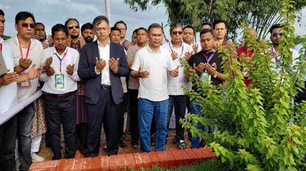 জুলাই শহীদ ওয়াসিমের কবর জিয়ারত করলেন প্রধানমন্ত্রী