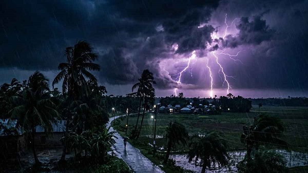 রাতে দেশের ৮ অঞ্চলে ঝড় ও বজ্রবৃষ্টির আভাস