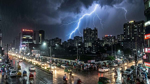 রাতে ঢাকাসহ ১২ অঞ্চলে ঝড় ও বজ্রবৃষ্টির আভাস