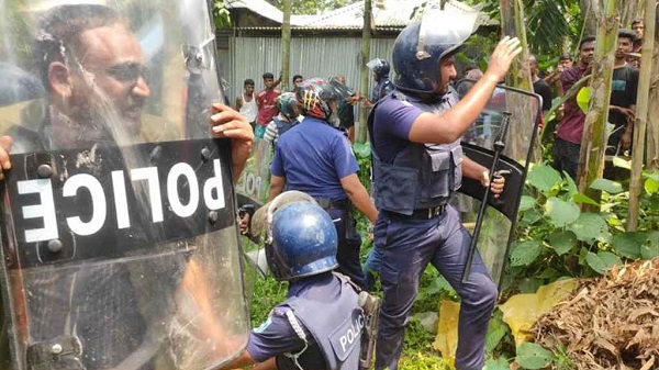 ভুট্টাক্ষেতে শিশুর মরদেহ উদ্ধার, আটক অভিযুক্তকে ঘিরে সংঘর্ষে ওসিসহ আহত ৩০
