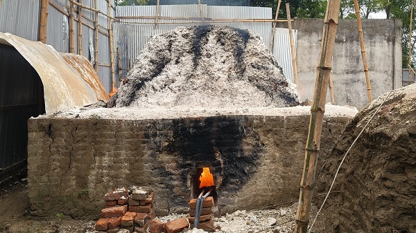 মুরাদনগরে আবাসিক এলাকায় অবৈধ চুন কারখানার দাপট: অবৈধ গ্যাস সংযোগে চুল্লি