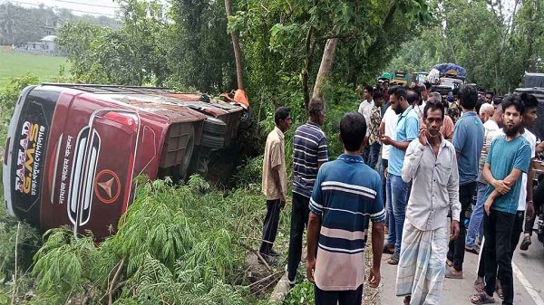 গোপালগঞ্জে বাস-ট্রাকের ত্রিমুখী সংঘর্ষে নিহত ১, আহত ৬০