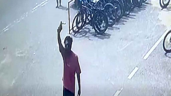 প্রকাশ্যে গুলি করতে করতে হেঁটে যাচ্ছেন যুবক, ভিডিও ভাইরাল