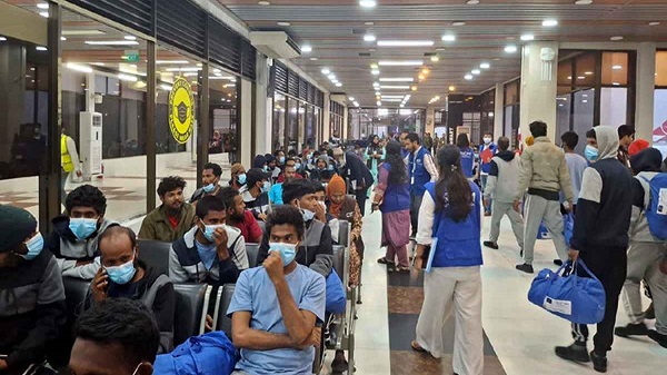 দেশে ফিরলেন লিবিয়ায় আটক ১৭২ বাংলাদেশি