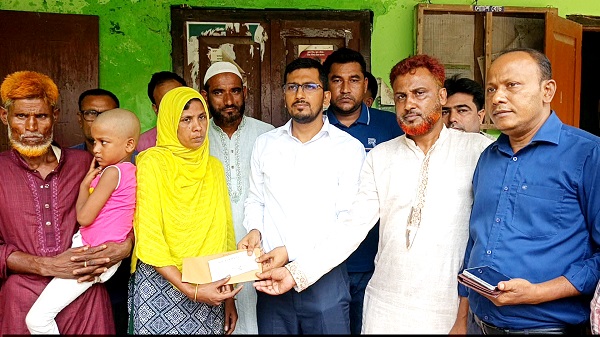 হিটস্ট্রোকে নিহত কৃষকের পরিবারকে জেলা প্রশাসনের ৩৫ হাজার টাকা সহায়তা