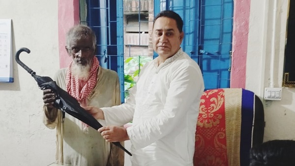বৃষ্টিভেজা দিনে লেংগুড়া ইউপি চেয়ারম্যানের মানবিক সহায়তা