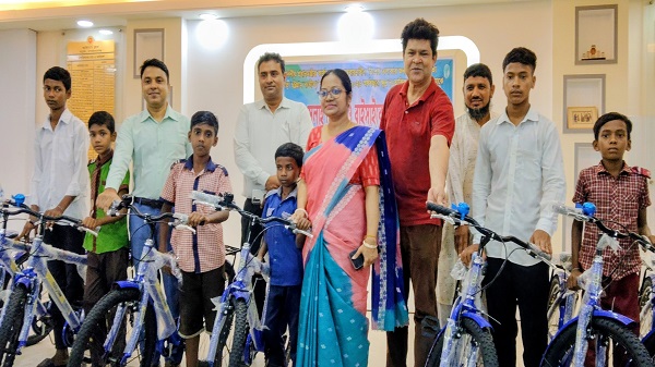 নাচোলে ক্ষুদ্র নৃ-তাত্ত্বিক জনগোষ্ঠীর মাঝে সেলাই মেশিন ও বাইসাইকেল বিতরণ