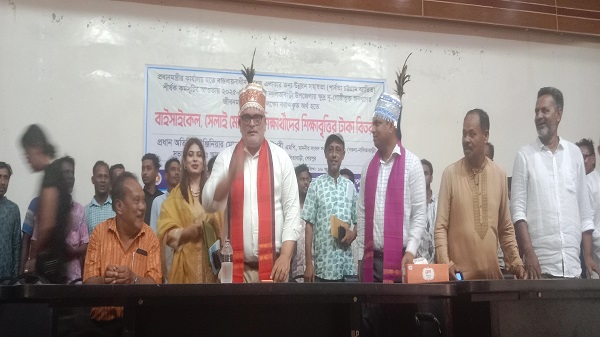 নালিতাবাড়ীতে ক্ষুদ্র নৃ-গোষ্ঠীদের মাঝে শিক্ষাবৃত্তি, বাইসাইকেল ও সেলাই মেশিন বিতরণ