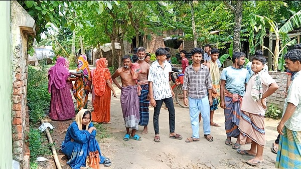 কুষ্টিয়ার মিরপুরে বিয়ের দাবিতে তরুণীর অনশন।