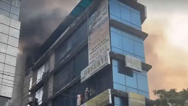 ঢাকার ধানমন্ডিতে বহুতল ভবনে আগুন